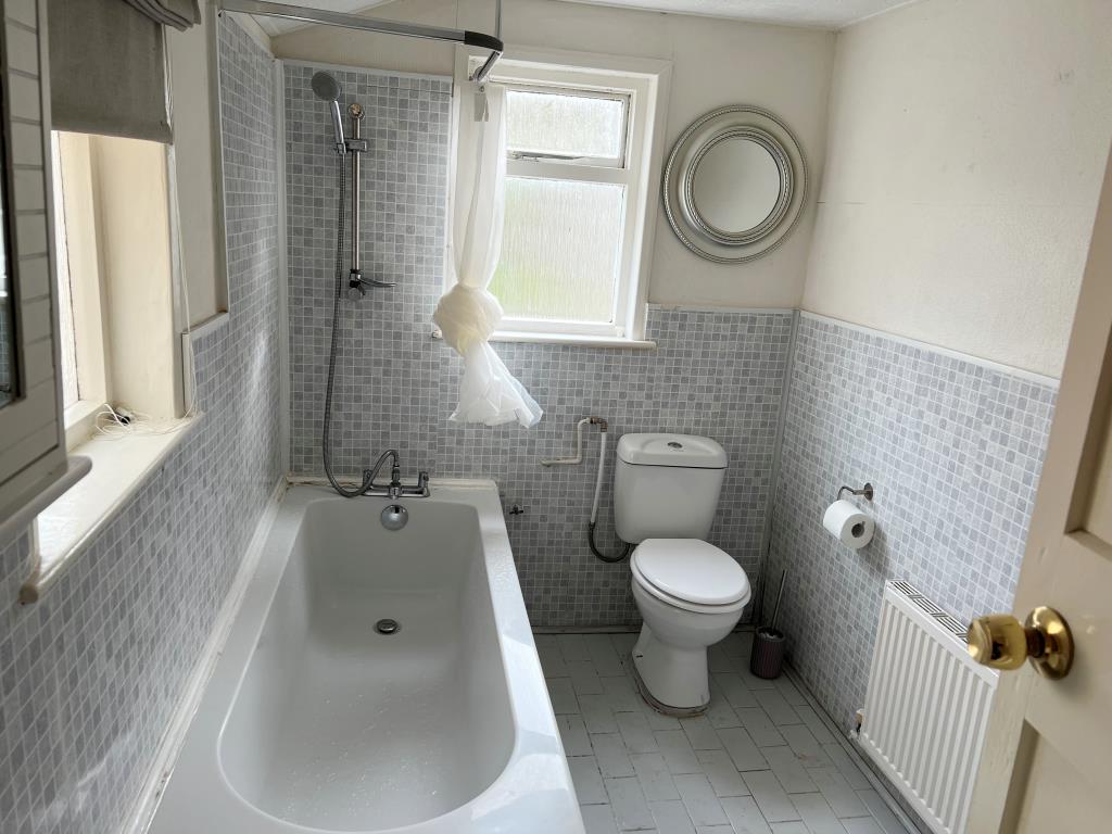 Lot: 111 - HOUSE FOR INVESTMENT OR OCCUPATION - Bathroom